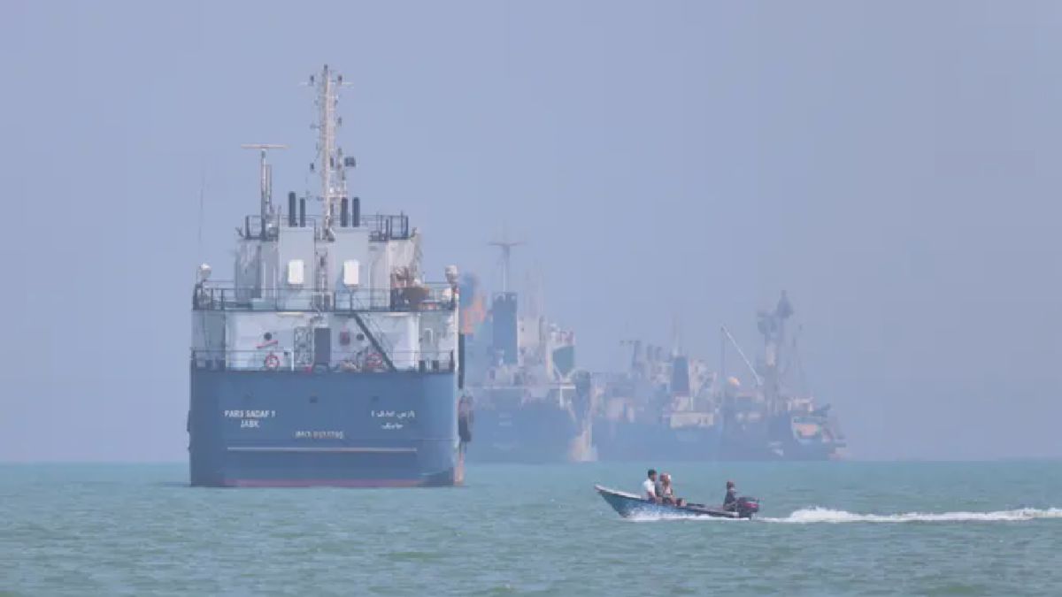 Lalu Lintas Maritim Selat Hormuz Dipadati Kapal Tanker dan Patroli