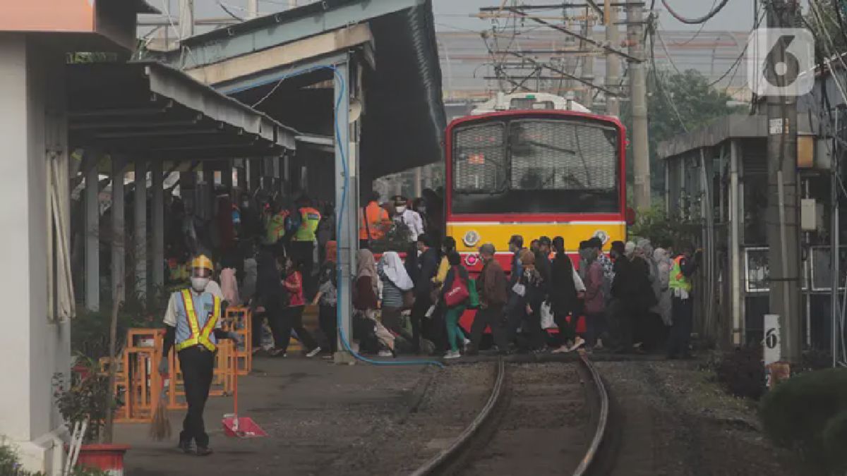 Pembatasan Penumpang KRL Sebabkan Antrean Panjang di Stasiun Bekasi