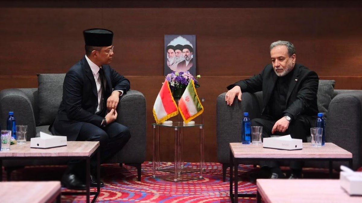 Menlu Sugiono Ziarah Makam Imam Reza, Perkokoh Hubungan RI-Iran