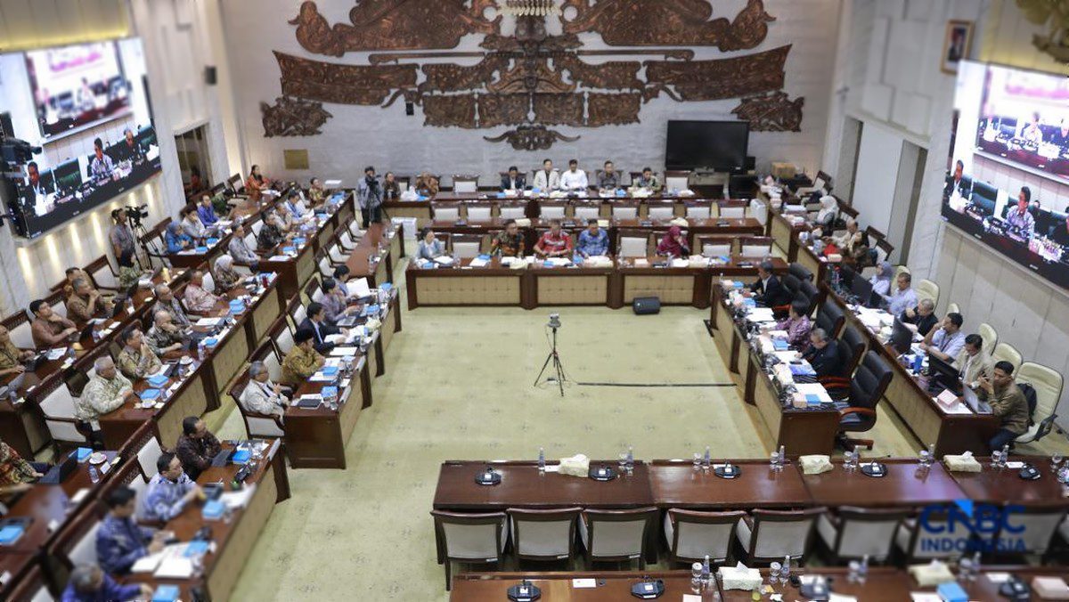 DPR Soroti Risiko Penambahan Layer Cukai, Industri Legal Terancam Terguncang