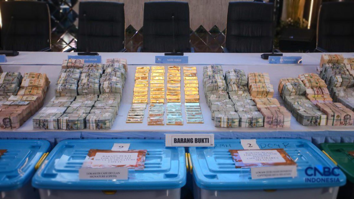 Polisi Pajang Emas Batangan dan Dolar AS Sebelum Konferensi Pers Kasus Korupsi