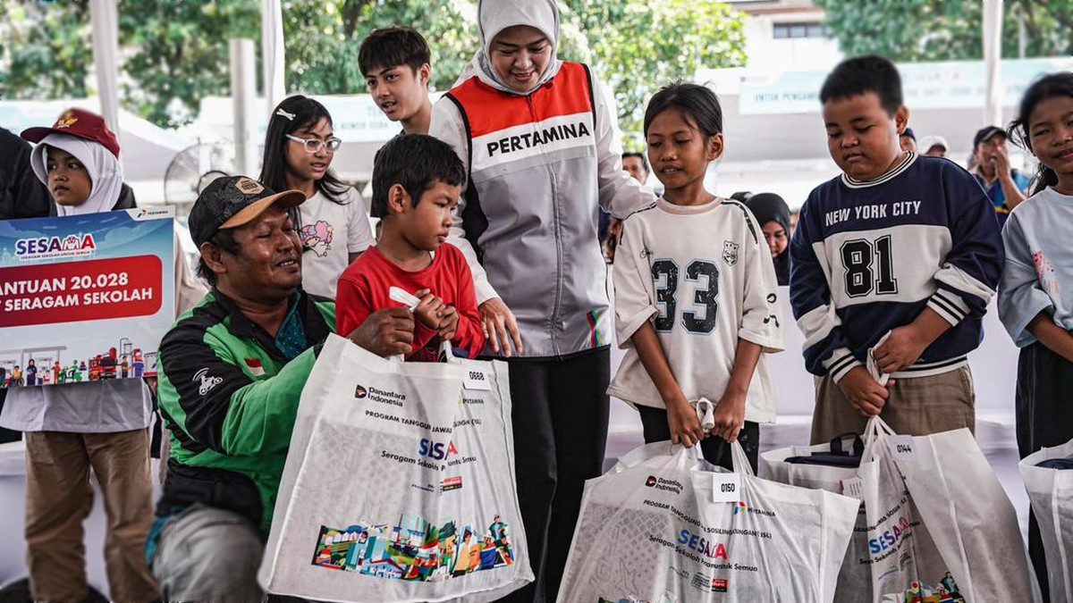Pertamina Salurkan Seragam Sekolah, Sembako, dan Bantu UMKM
