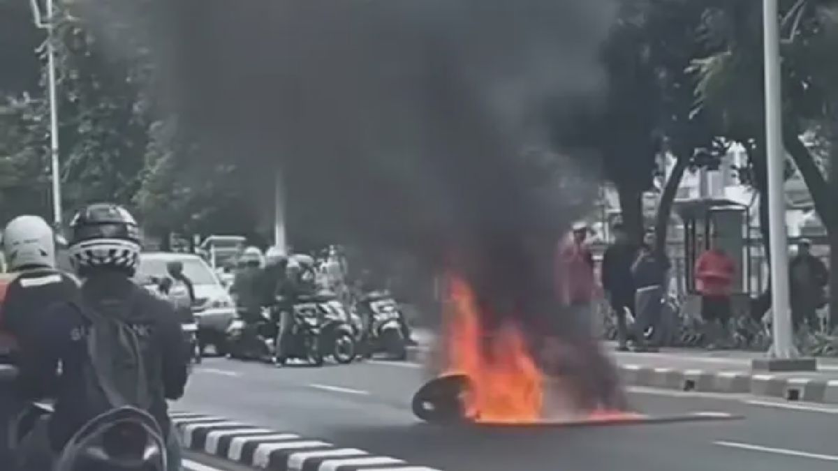 Sepeda Motor Yamaha R15 Terbakar di Dekat Rel Volvo Pasar Minggu