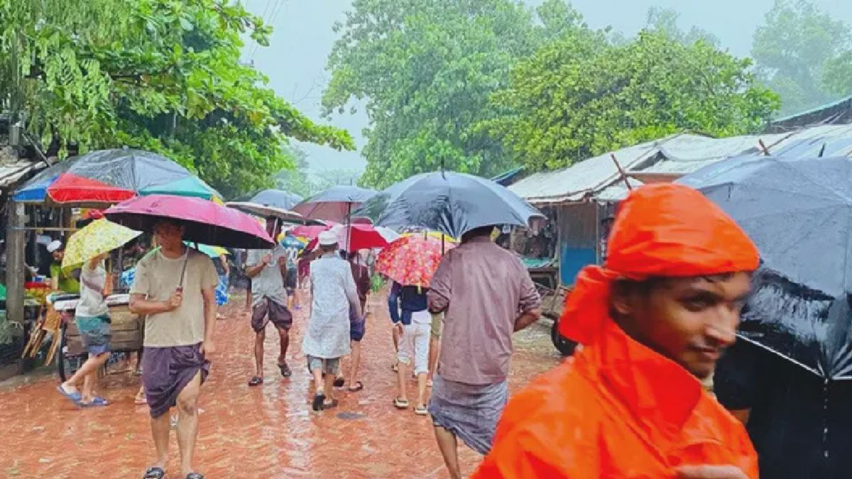 Pengungsi Rohingya Bertahan dalam Guyuran Hujan di Cox's Bazar